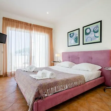 Apartmán Stunning 3 Bed With Pool