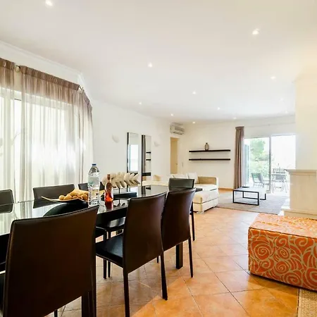 Stunning 3 Bed With Pool Apartmán *