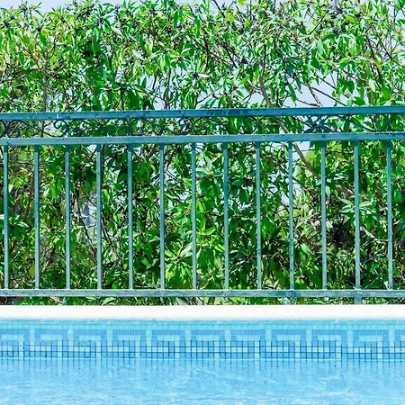 Stunning 3 Bed With Pool Apartmán *
