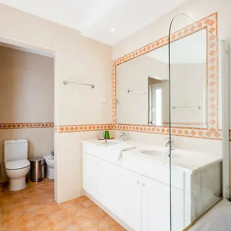 Stunning 3 Bed With Pool *