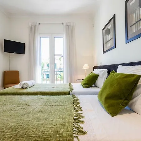 Stunning 3 Bed With Pool *
