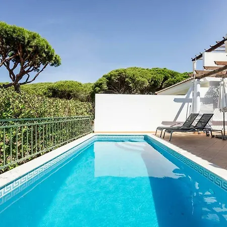 Stunning 3 Bed With Pool Apartment *